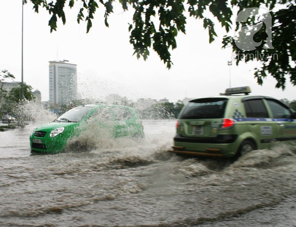 Hà Nội: Mưa đầu mùa, nhiều tuyến phố lại thành 