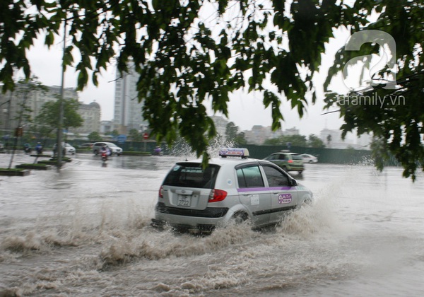 Hà Nội: Mưa đầu mùa, nhiều tuyến phố lại thành 