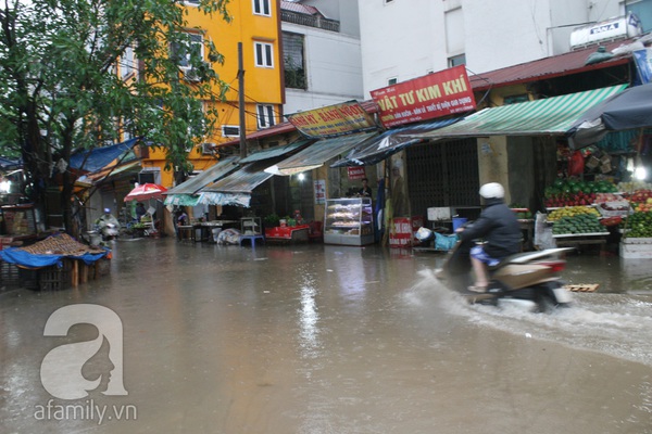 Hà Nội: Mưa đầu mùa, nhiều tuyến phố lại thành 