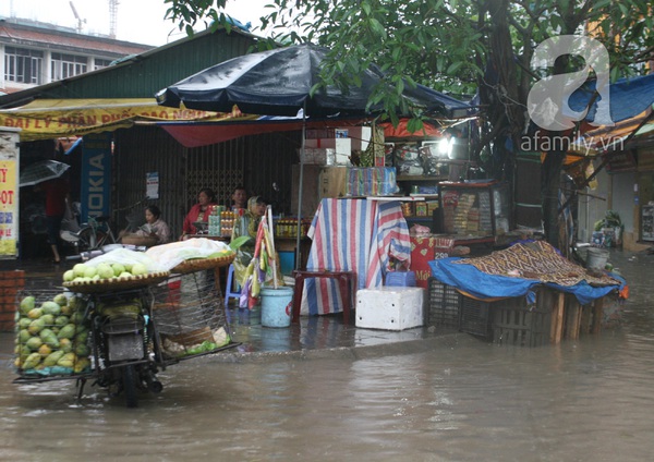 Hà Nội: Mưa đầu mùa, nhiều tuyến phố lại thành 