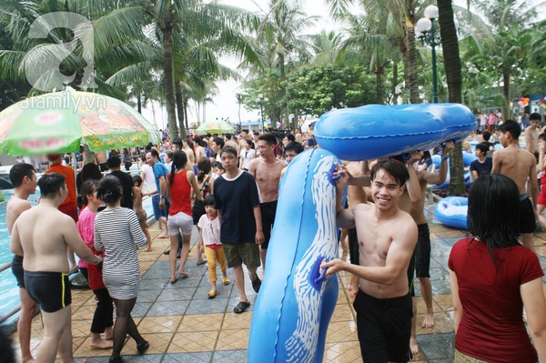 Hà Nội: Hàng nghìn người chen lấn để được vui chơi miễn phí 12