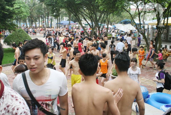 Hà Nội: Hàng nghìn người chen lấn để được vui chơi miễn phí 14