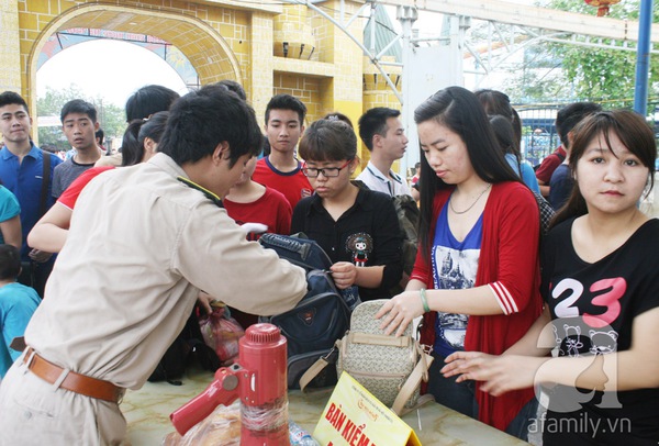 Hà Nội: Hàng nghìn người chen lấn để được vui chơi miễn phí 2