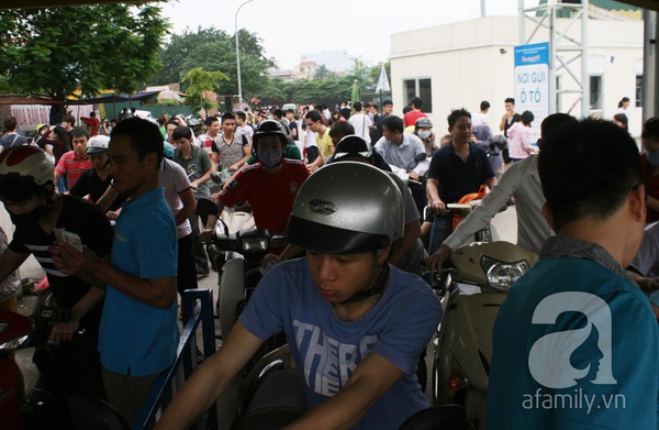 Hà Nội: Hàng nghìn người chen lấn để được vui chơi miễn phí 1