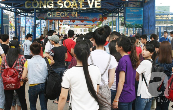 Hà Nội: Hàng nghìn người chen lấn để được vui chơi miễn phí 3