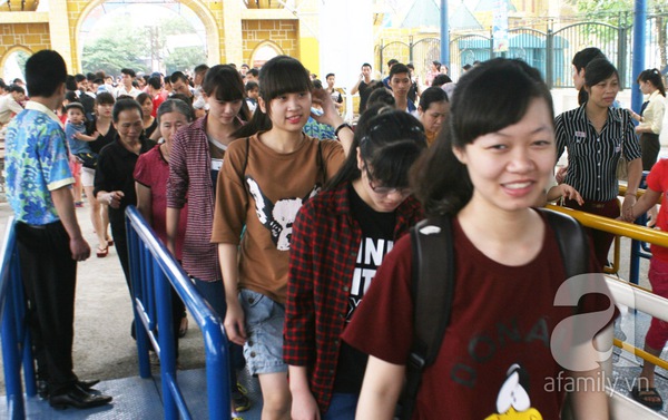 Hà Nội: Hàng nghìn người chen lấn để được vui chơi miễn phí 4
