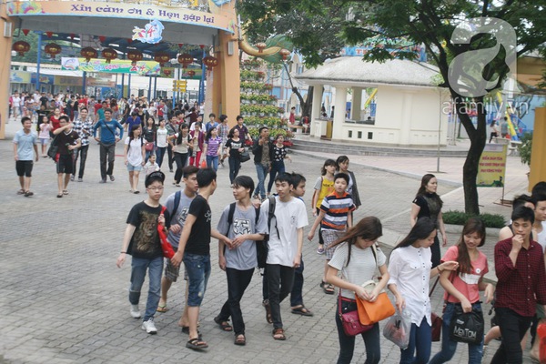 Hà Nội: Hàng nghìn người chen lấn để được vui chơi miễn phí 6