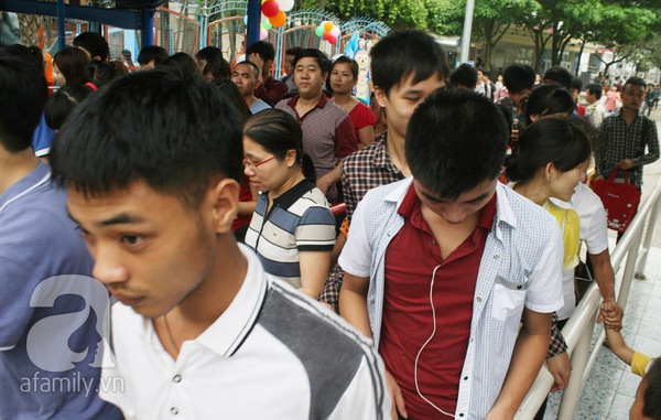 Hà Nội: Hàng nghìn người chen lấn để được vui chơi miễn phí 5
