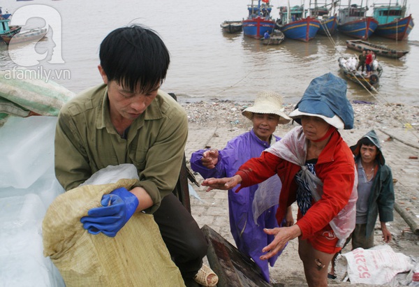 Những người phụ nữ quanh năm mặc áo mưa mưu sinh 7