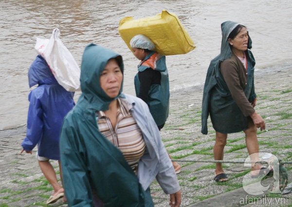 Những người phụ nữ quanh năm mặc áo mưa mưu sinh 10