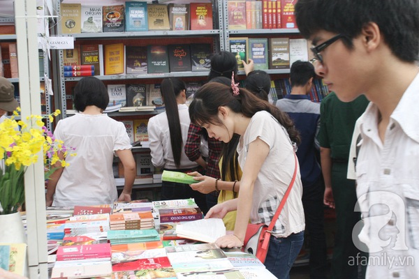 Hà Nội: Người dân ùn ùn đi mua sách giảm giá 4