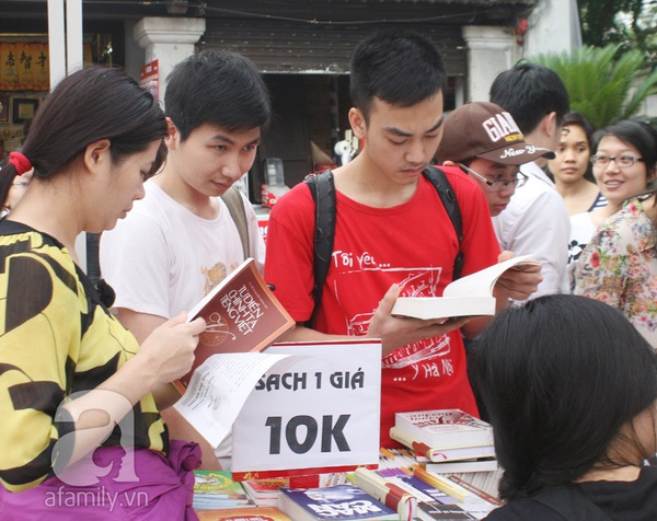 Hà Nội: Người dân ùn ùn đi mua sách giảm giá 5