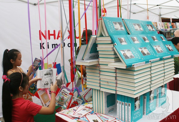 Hà Nội: Người dân ùn ùn đi mua sách giảm giá 7