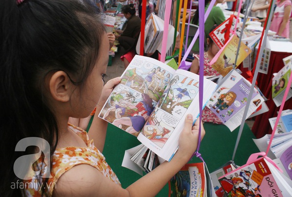 Hà Nội: Người dân ùn ùn đi mua sách giảm giá 8
