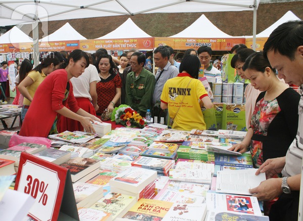Hà Nội: Người dân ùn ùn đi mua sách giảm giá 3