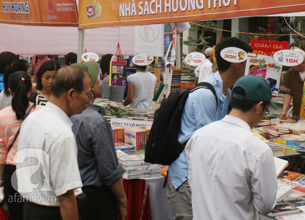 Hà Nội: Người dân ùn ùn đi mua sách giảm giá 6
