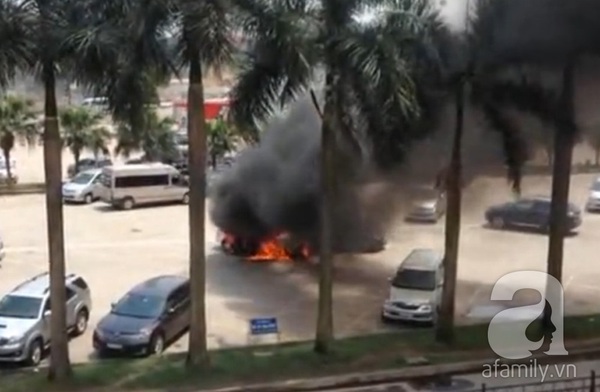 Hà Nội: Hai ô tô bốc cháy ngùn ngụt tại sân bay Nội Bài 1