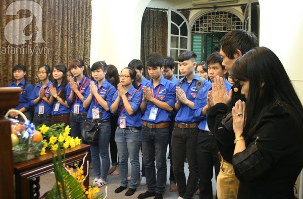 Người dân hát vang bài ca "Giải phóng Điện Biên" trước nhà Đại tướng Võ Nguyên Giáp 13