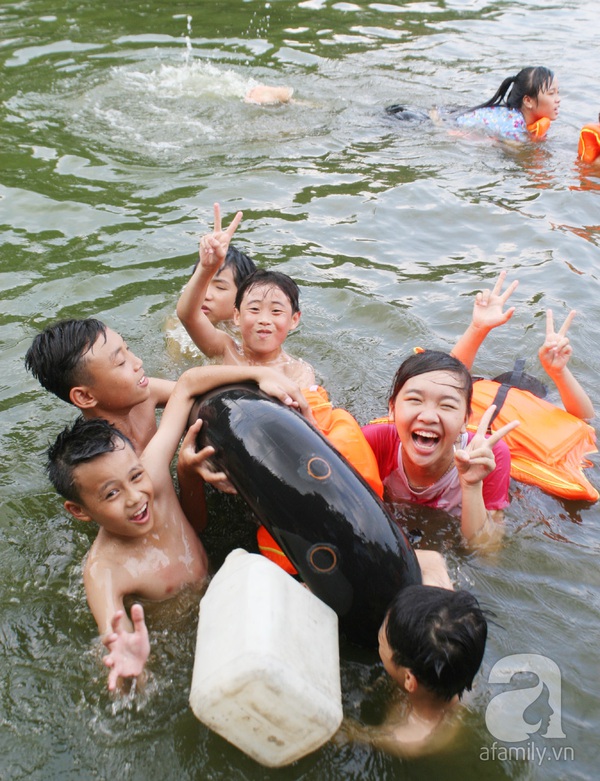 Hàng trăm trẻ nhỏ nô đùa giải nhiệt dưới hồ cạnh chùa Thầy 22