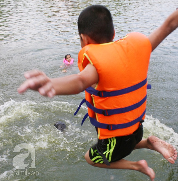 Hàng trăm trẻ nhỏ nô đùa giải nhiệt dưới hồ cạnh chùa Thầy 7