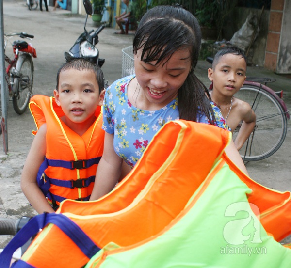 Hàng trăm trẻ nhỏ nô đùa giải nhiệt dưới hồ cạnh chùa Thầy 23