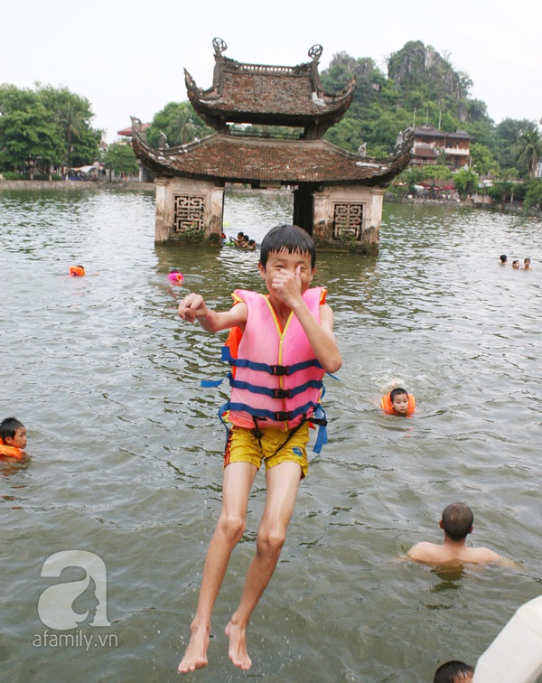 Hàng trăm trẻ nhỏ nô đùa giải nhiệt dưới hồ cạnh chùa Thầy 9