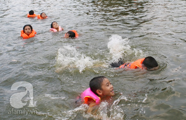 Hàng trăm trẻ nhỏ nô đùa giải nhiệt dưới hồ cạnh chùa Thầy 17
