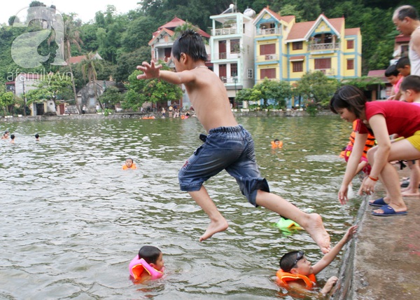 Hàng trăm trẻ nhỏ nô đùa giải nhiệt dưới hồ cạnh chùa Thầy 11