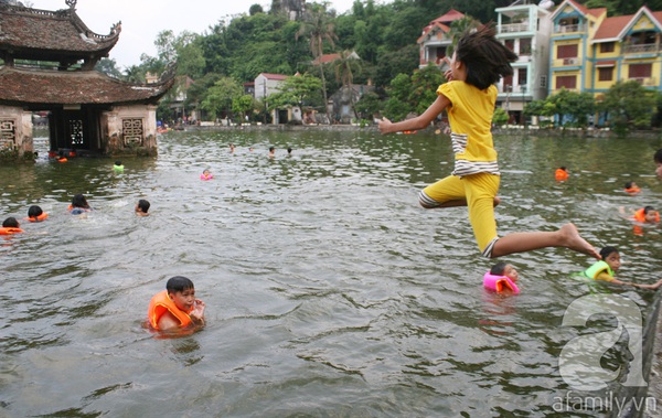 Hàng trăm trẻ nhỏ nô đùa giải nhiệt dưới hồ cạnh chùa Thầy 14