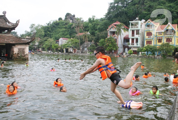 Hàng trăm trẻ nhỏ nô đùa giải nhiệt dưới hồ cạnh chùa Thầy 15