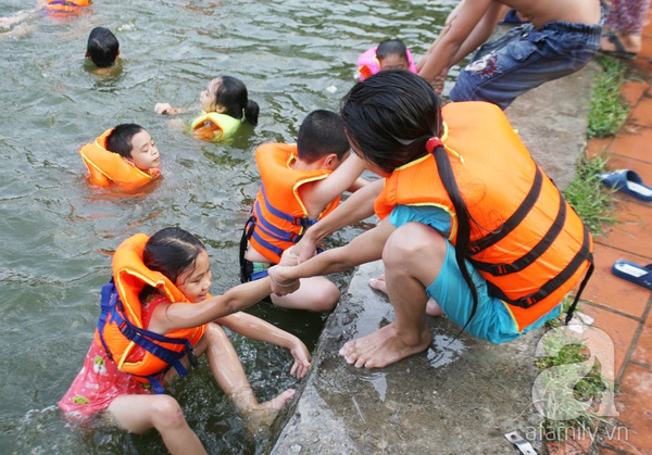 Hàng trăm trẻ nhỏ nô đùa giải nhiệt dưới hồ cạnh chùa Thầy 21