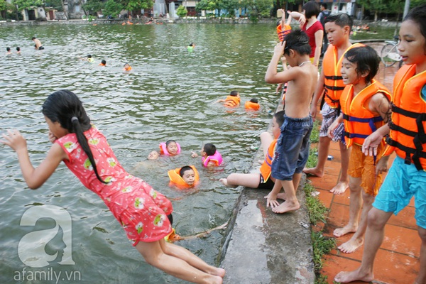Hàng trăm trẻ nhỏ nô đùa giải nhiệt dưới hồ cạnh chùa Thầy 12