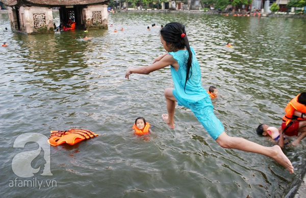 Hàng trăm trẻ nhỏ nô đùa giải nhiệt dưới hồ cạnh chùa Thầy 13