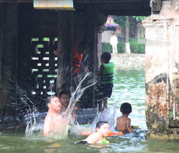Hàng trăm trẻ nhỏ nô đùa giải nhiệt dưới hồ cạnh chùa Thầy 20