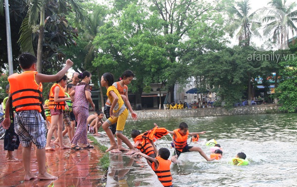 Hàng trăm trẻ nhỏ nô đùa giải nhiệt dưới hồ cạnh chùa Thầy 6