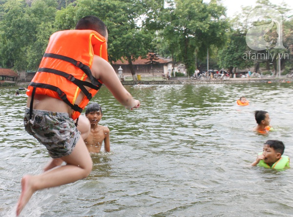 Hàng trăm trẻ nhỏ nô đùa giải nhiệt dưới hồ cạnh chùa Thầy 8