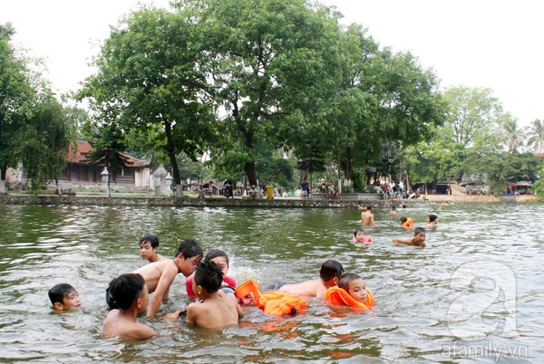 Hàng trăm trẻ nhỏ nô đùa giải nhiệt dưới hồ cạnh chùa Thầy 18