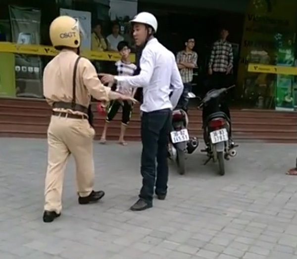 Thanh Hóa: cảnh sát giao thông bị người vi phạm 
