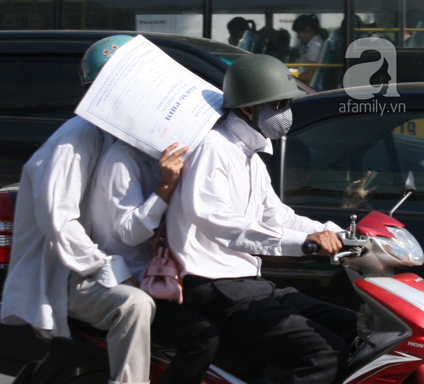 Người d&acirc;n mặc &aacute;o r&eacute;t chống chọi với nắng n&oacute;ng đầu m&ugrave;a 11