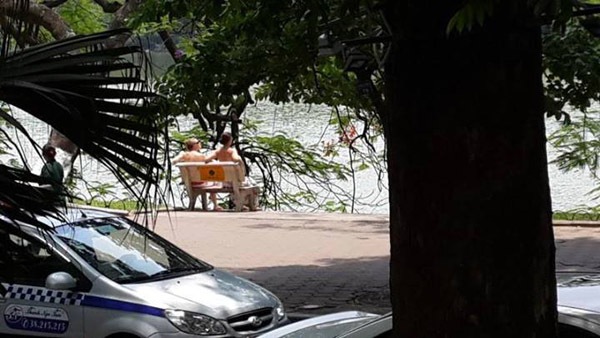 Cư dân mạng tranh cãi về 2 cô gái nước ngoài cởi trần phơi nắng cạnh Hồ Gươm? 1