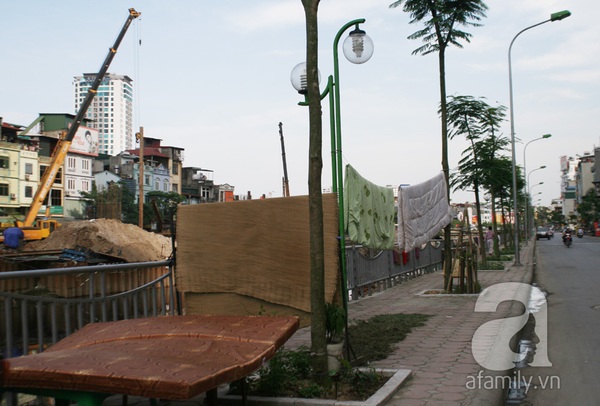 Nắng đầu mùa, người dân tung chăn đệm ra phơi ngợp phố 10