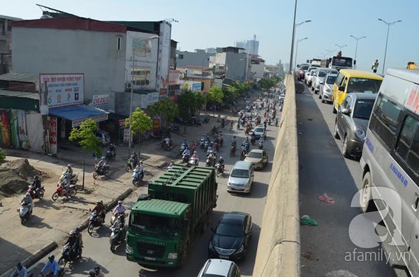 Container lật nghiêng, 50.000 vỏ bia đổ tràn đường trên cao, giao thông ùn ứ 10