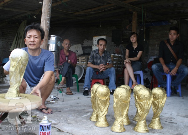 Đôi vợ chồng sản xuất "Cúp vàng" World Cup giá... 70 ngàn đồng 9