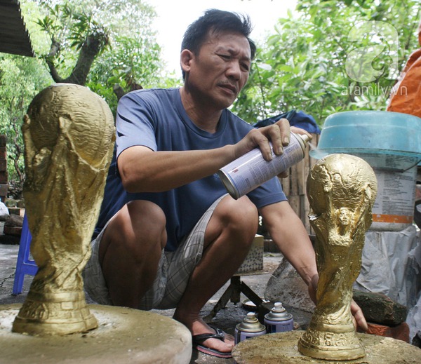 Đôi vợ chồng sản xuất "Cúp vàng" World Cup giá... 70 ngàn đồng 10