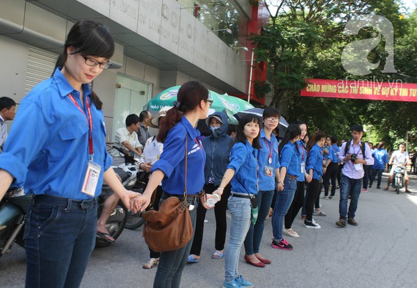 Phụ huynh ngồi tính toán chi tiêu trong buổi sáng làm thủ tục thi Đại Học 18