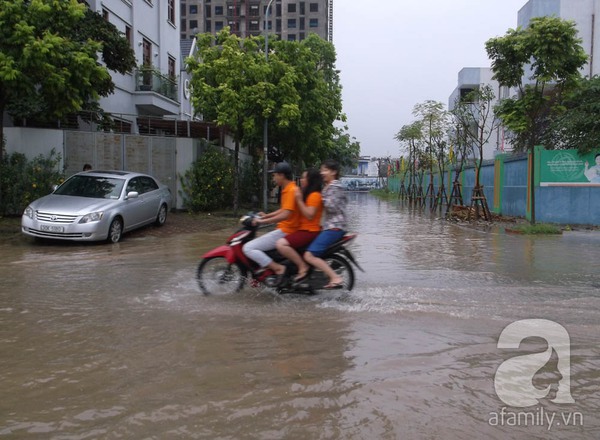 Ảnh hưởng từ bão số 2 sớm: Hà Nội mưa to, ngập lụt hầu hết các tuyến đường 6