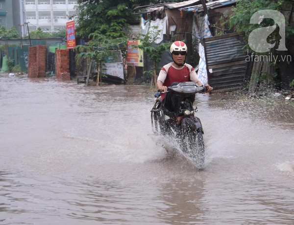 Ảnh hưởng từ bão số 2 sớm: Hà Nội mưa to, ngập lụt hầu hết các tuyến đường 4