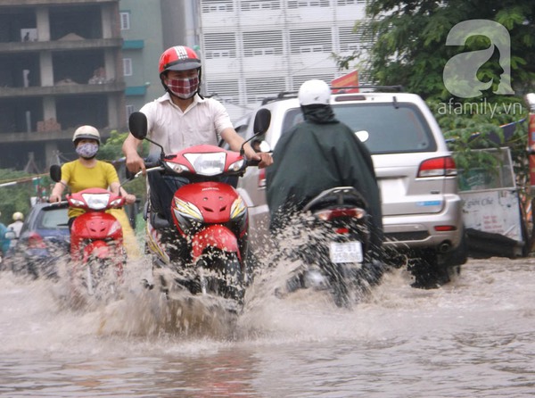 Ảnh hưởng từ bão số 2 sớm: Hà Nội mưa to, ngập lụt hầu hết các tuyến đường 5