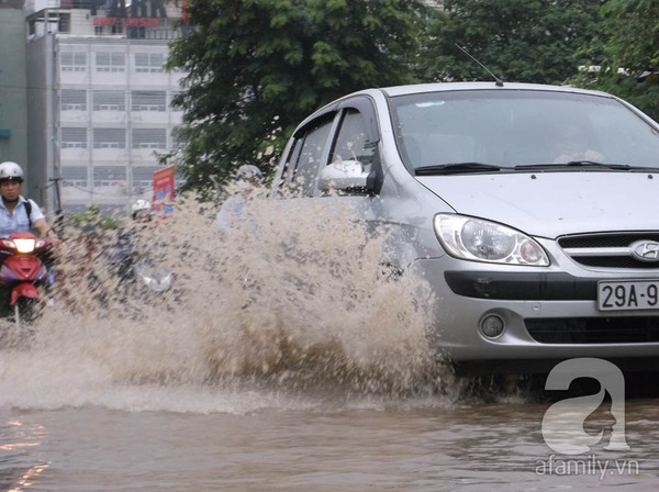 Ảnh hưởng từ bão số 2 sớm: Hà Nội mưa to, ngập lụt hầu hết các tuyến đường 8