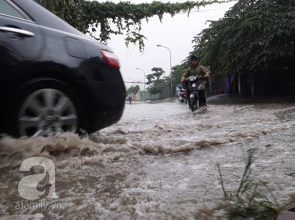 Ảnh hưởng từ bão số 2 sớm: Hà Nội mưa to, ngập lụt hầu hết các tuyến đường 9